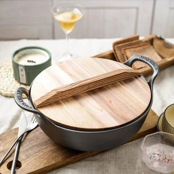 25 cm non-stick uncoated casserole pan with a smooth surface and sturdy handles, perfect for cooking and serving.